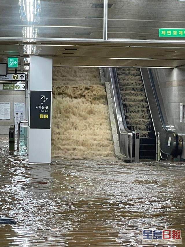 有網民拍下江南站被暴雨湧入站內的情況。