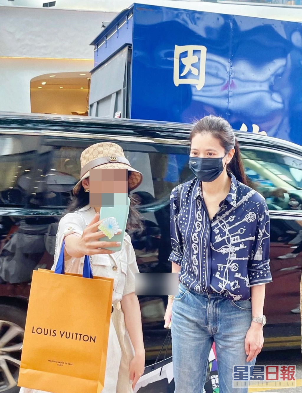 有眼利的网民发现，当日袁咏仪所穿的蓝白色丝质恤衫，正是出自至爱品牌Hermès，售价约逾2.3万元。