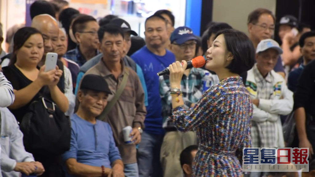 2017年，移居香港的龍婷認識了有「旺角羅文」之稱的梁志源，並獲邀加入「旺角羅文歌舞團」，從此開始在旺角西洋菜街行人專用區公開演出，以獻唱擅長的鄧麗君和王菲歌曲受到關注。