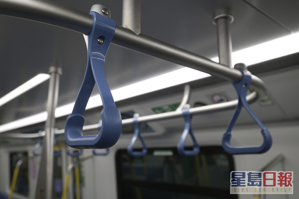 「Q-train」增设更多扶手装置。陈浩元摄