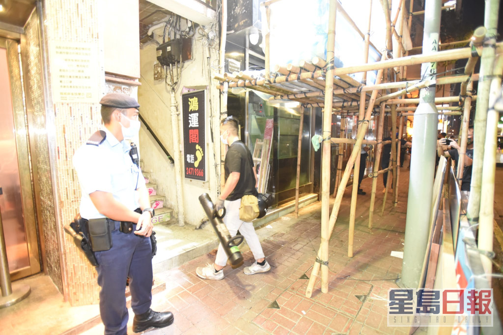 其後警員帶同爆破工具前往大廈一個涉案單位破門入屋。