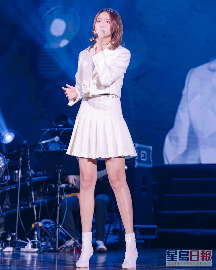 2018年2月，戴祖儀得到星夢娛樂時任老闆何哲圖賞識，加盟成為旗下歌手。