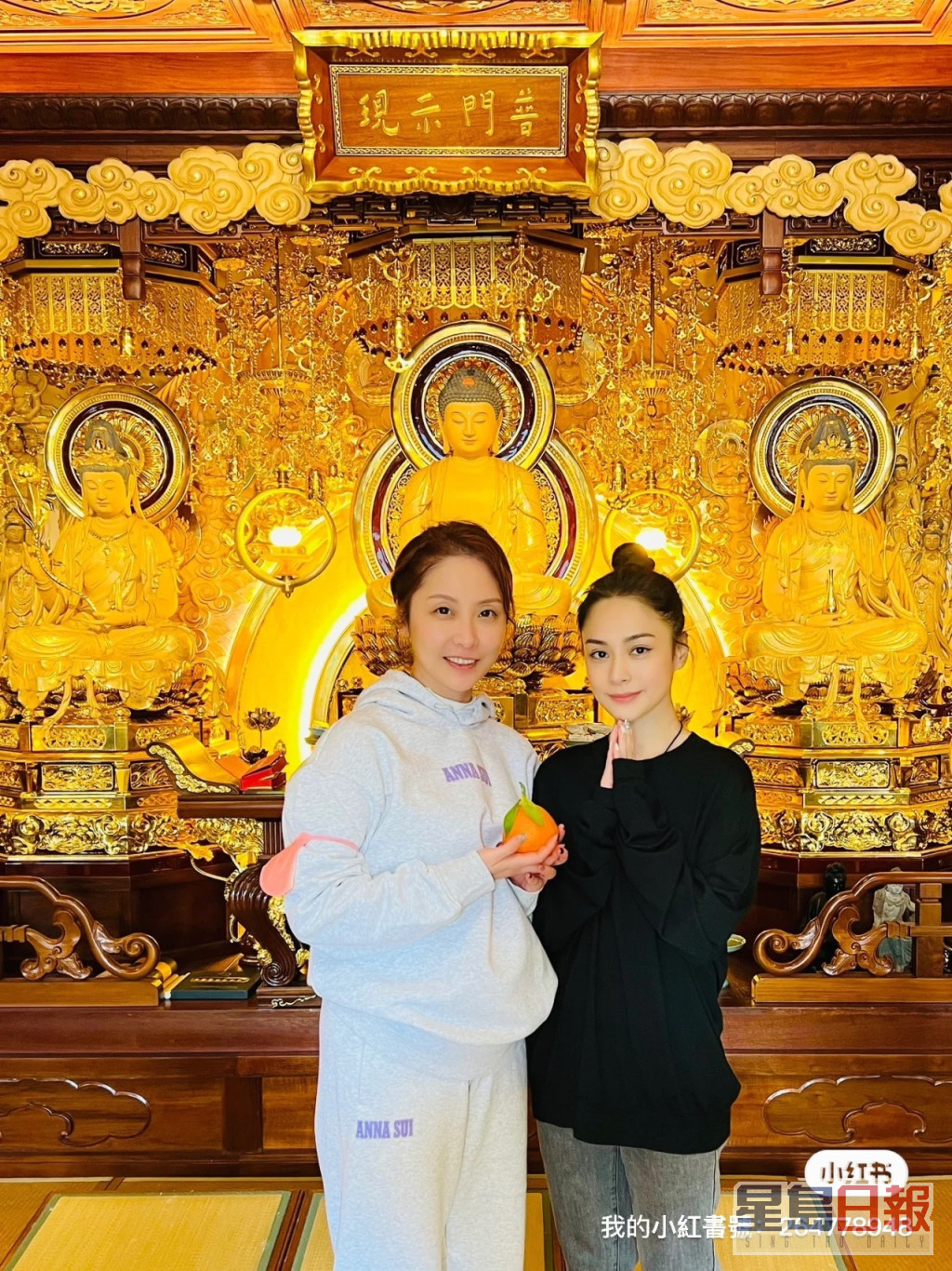 日前有网民在佛寺参拜时，遇上阿Sa和阿娇。