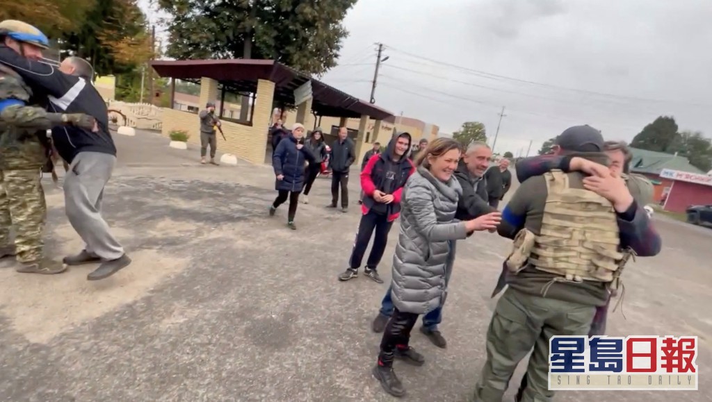 哈爾科夫地區居民歡迎烏軍收復失地。REUTERS