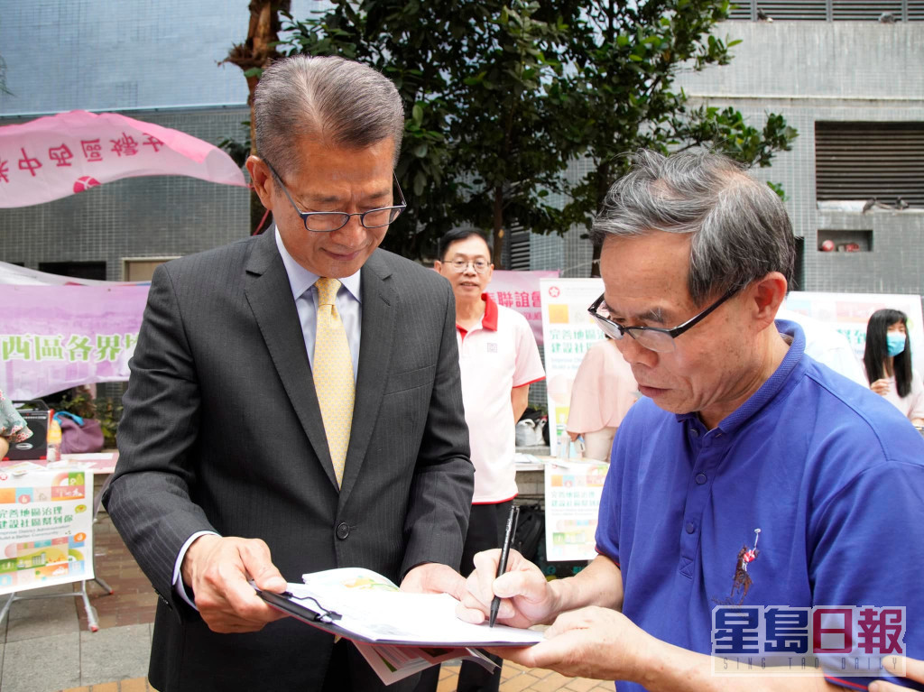 陈茂波到上环街站呼吁在场市民签名支持。陈茂波Fb图片