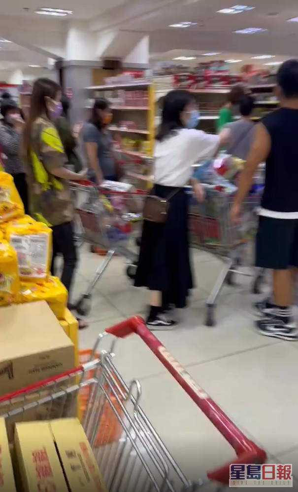 澳门的超市下午出现长长排队付款人潮。网上图片
