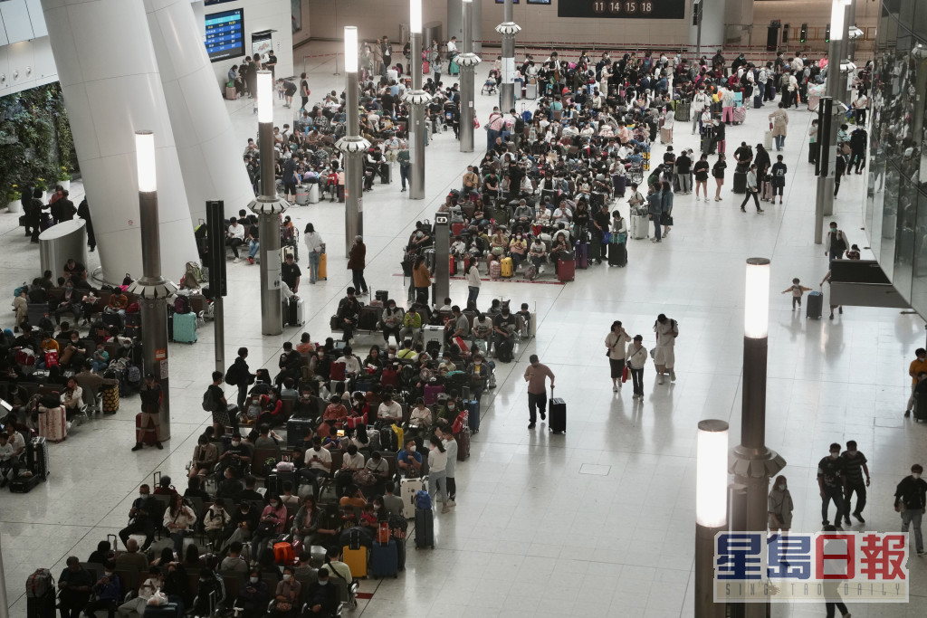 高鐵西九龍站今日（5日）下午有大量旅客。蘇正謙攝