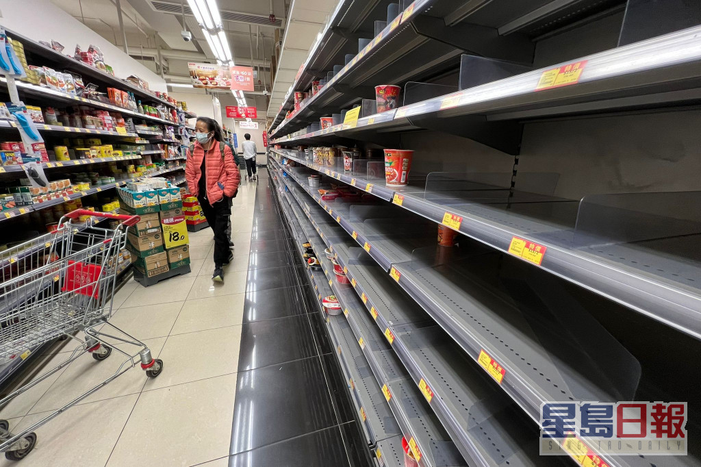 超市部分食品仍然缺貨。
