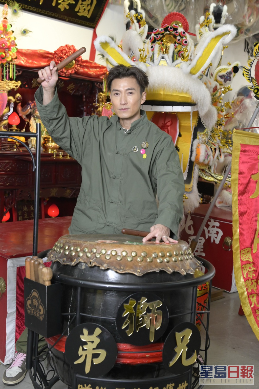 陈山聪指舞狮的锣鼓声，他一听到便十分兴奋。