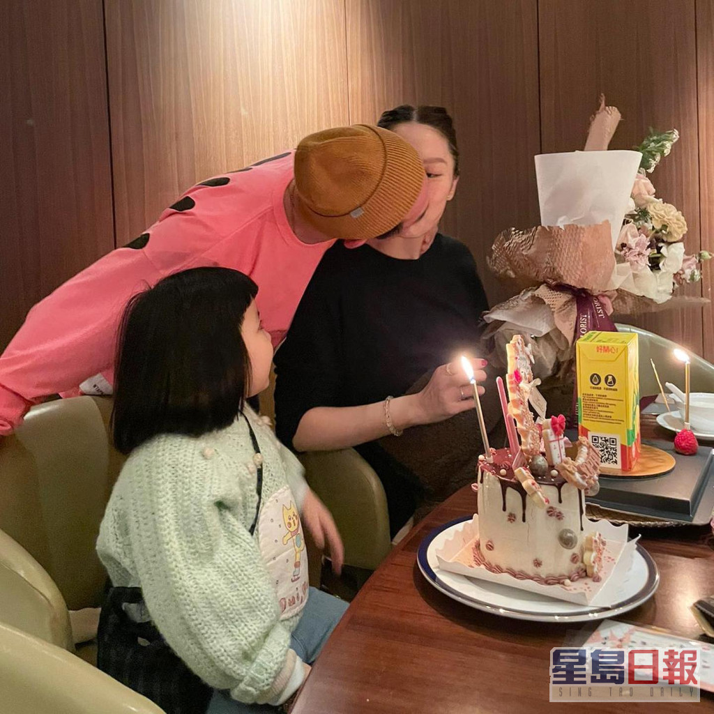 李璨琛送上birthday kiss祝賀老婆。