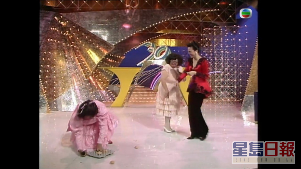 1987年TVB台庆趣剧「龙凤呈祥贺台庆」，虽然艺人未有被弄脏全身，但肥姐沈殿霞被「惊喜」搞到差啲濑尿都非常经典。