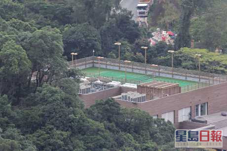 邢李㷧及林青霞斥资6亿兴建的居所，天台建有私人网球场。