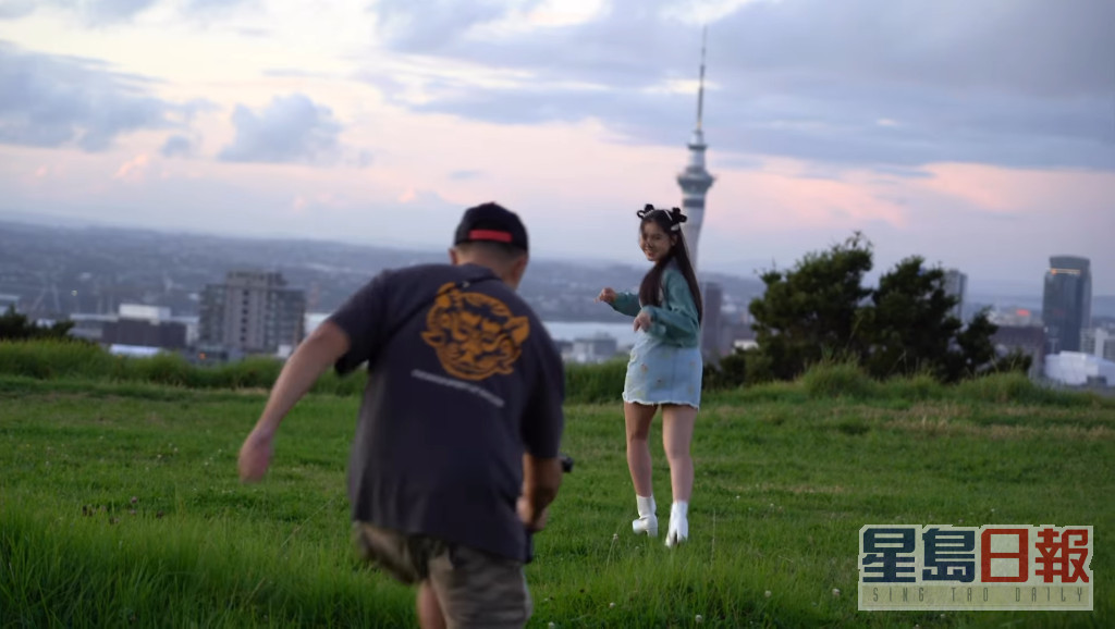 早前在纽西兰拍摄新歌《小出走》的MV。