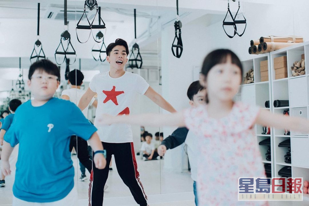 林子超抽時間教幼稚園學生跳舞，賺錢養自己。