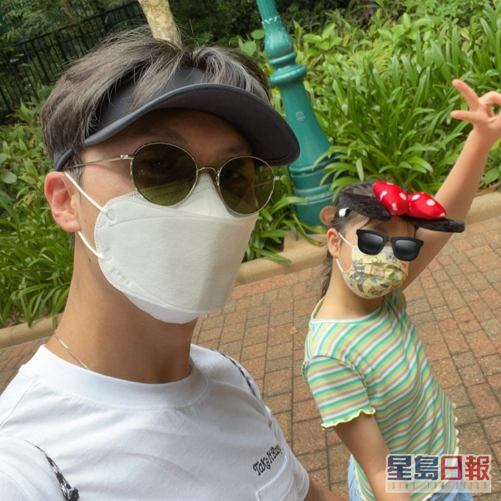 2021年10月，王浩信帶女兒去迪士尼玩，原本大家以為又沒有陳自瑤份。