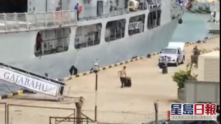 拉賈帕克薩疑登上一艘軍艦逃離。網上影片截圖