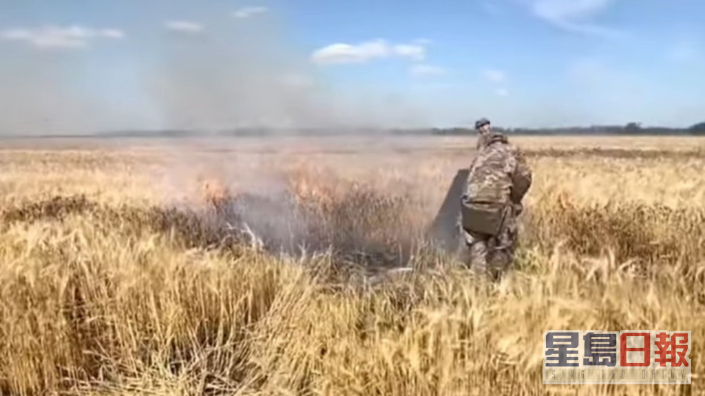有影片显示乌克兰士兵在小麦田救火。影片截图