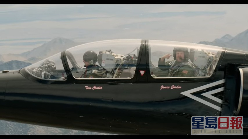 靚佬湯和James坐上新型戰機。