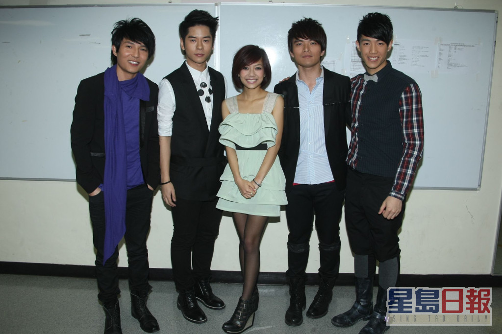 威煌曾受TVB力捧，與林師傑、許廷鏗、陳鴻碩組成「Super 4」。