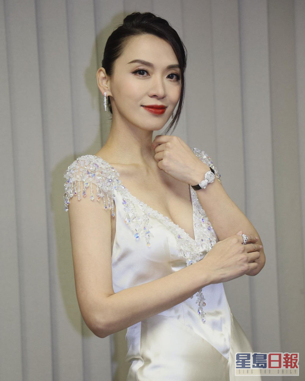 陳煒出席台慶頒獎禮的服飾，更加性感。