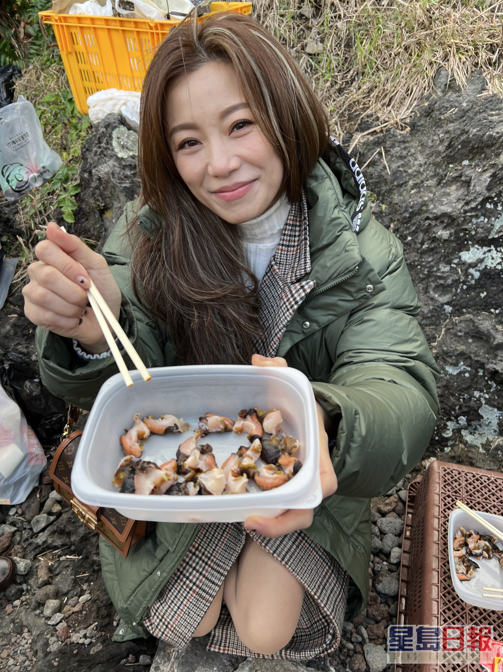 梓青帮衬海女30000韩圜（约180港元）食了5只新鲜的海螺，评价是鲜甜有海水味。