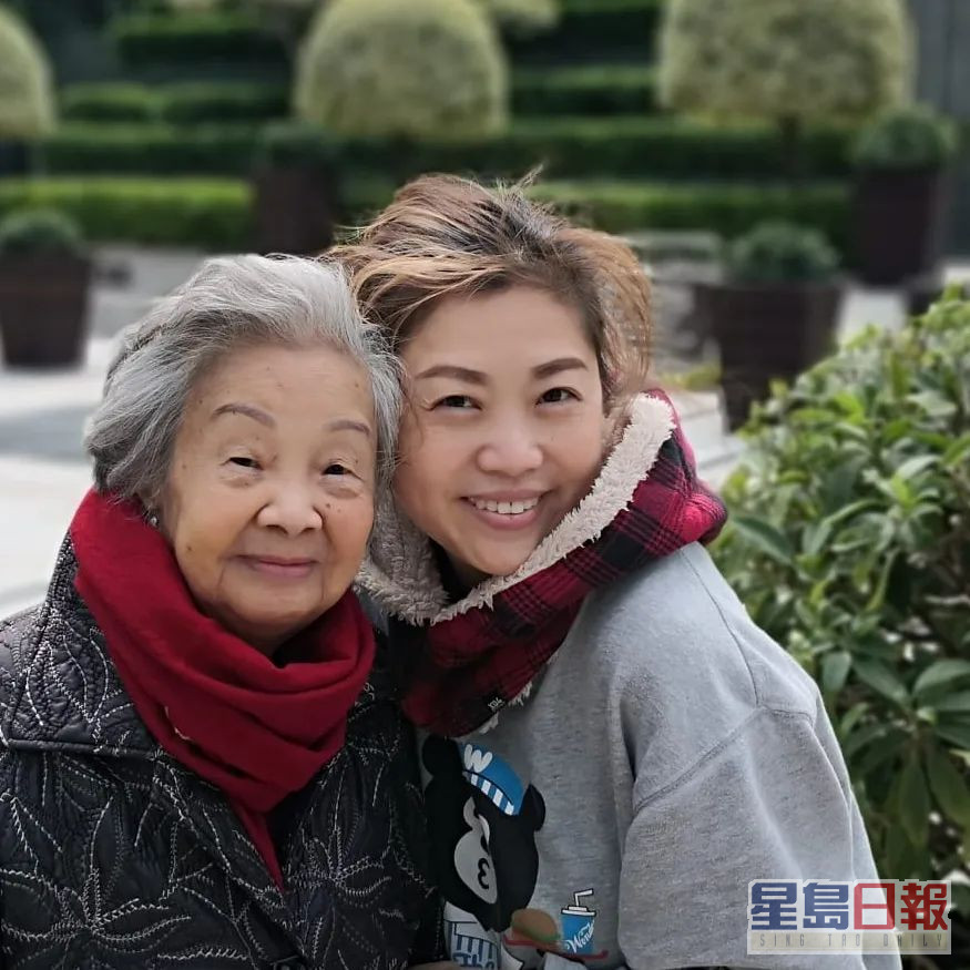 单身多年的梅小惠与妈妈「相依为命」，经常行「母女更」。