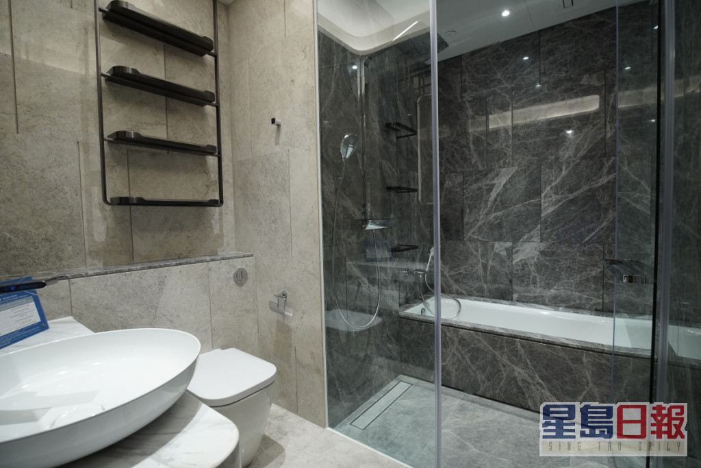 浴室均採大理石設計，紋理質感顯氣派。