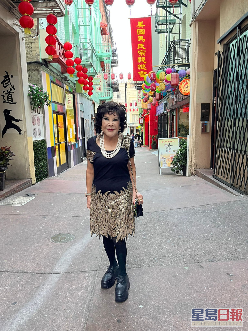 夏蕙BB喺美國周圍玩，曾到訪唐人街。