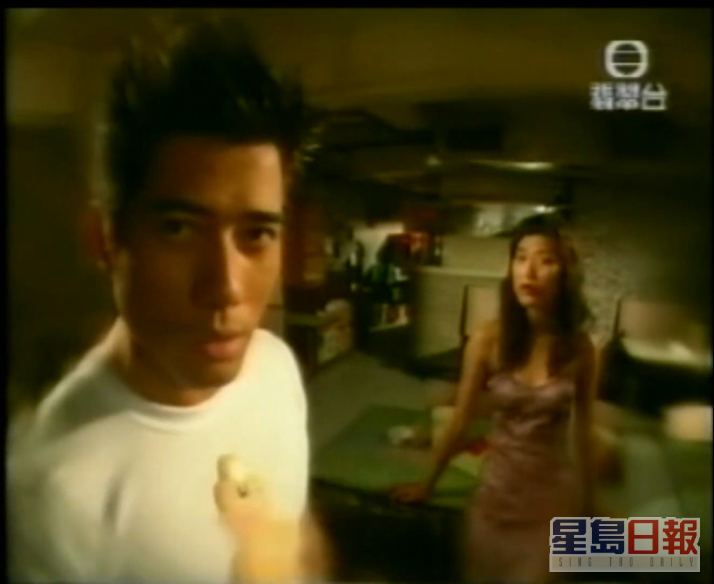 彭子晴曾为不少天王拍MV，当中包括郭富城的《恋爱态度1998》。