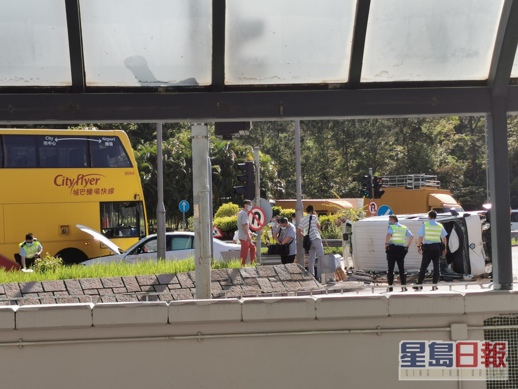 东涌3车相撞，一辆客货车翻侧。香港突发事故报料区图片