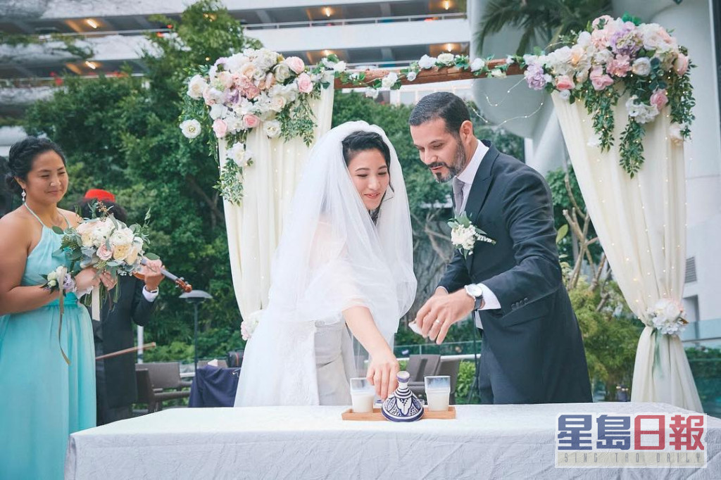 原子鏸与摩洛哥籍老公于2019年举行婚礼。