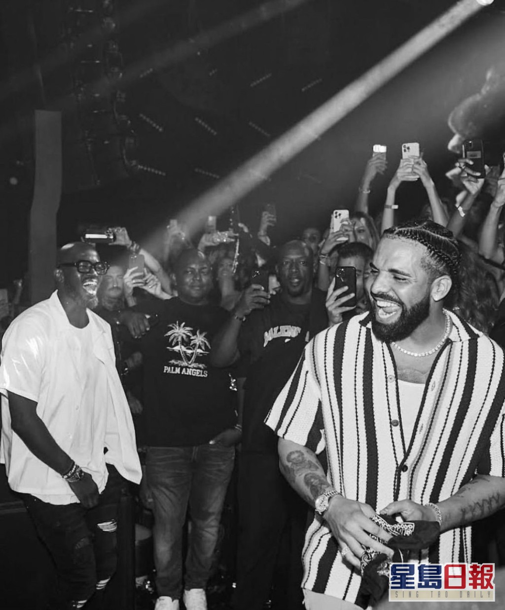 Drake（右）現身Ibiza夜店欣賞Black Coffee（左）的演出。