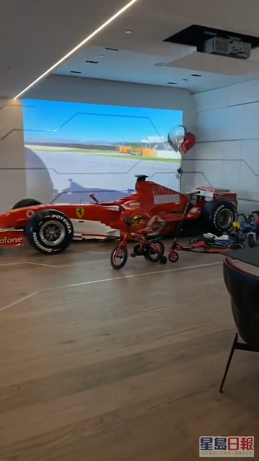 好震撼见到客厅中央有轮红色F1法拉利赛车。
