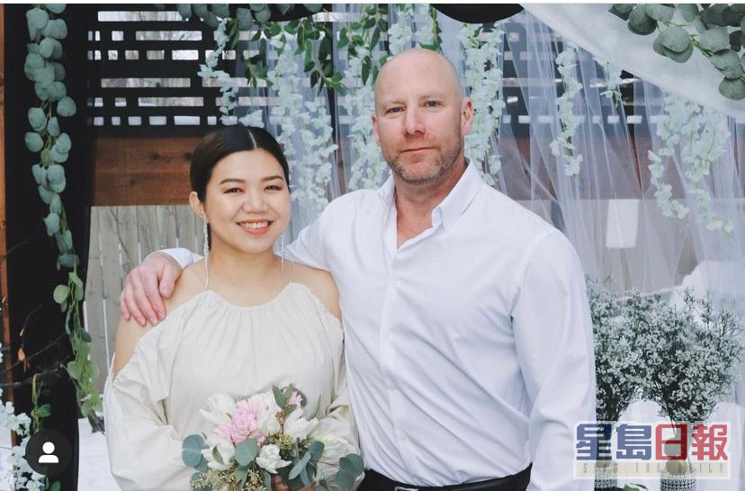 邓小巧今个月初与「白先生」在加拿大结婚，做幸福人妻。