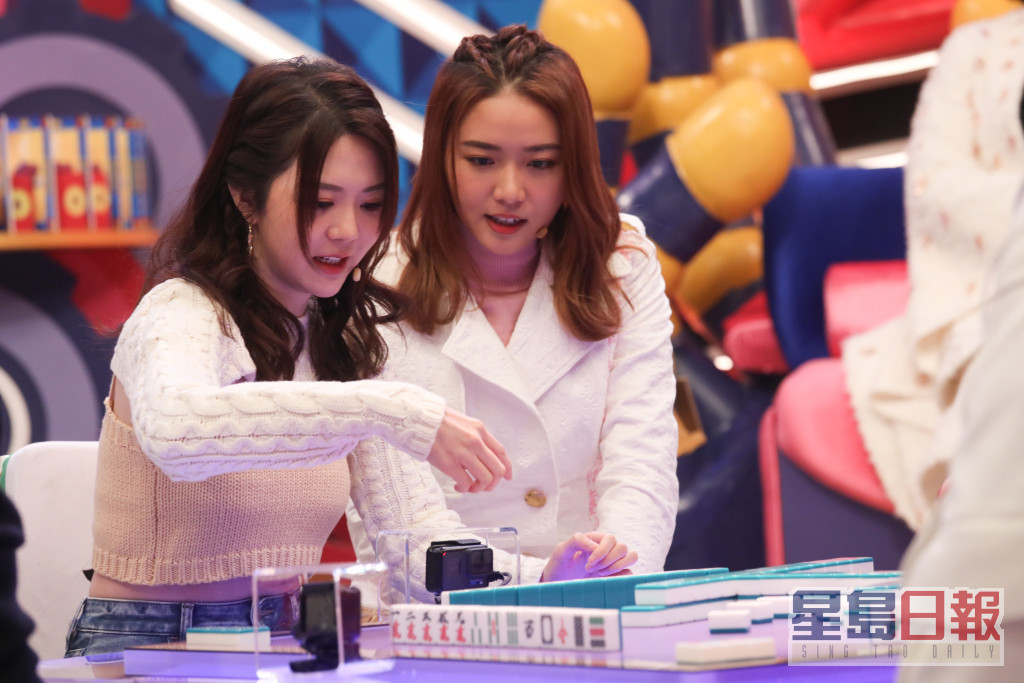 曾樂彤（左）為參與節目而學打麻雀。