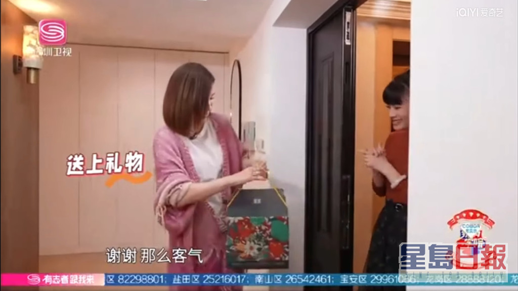 佘诗曼在上海豪宅接受内地节目访问。