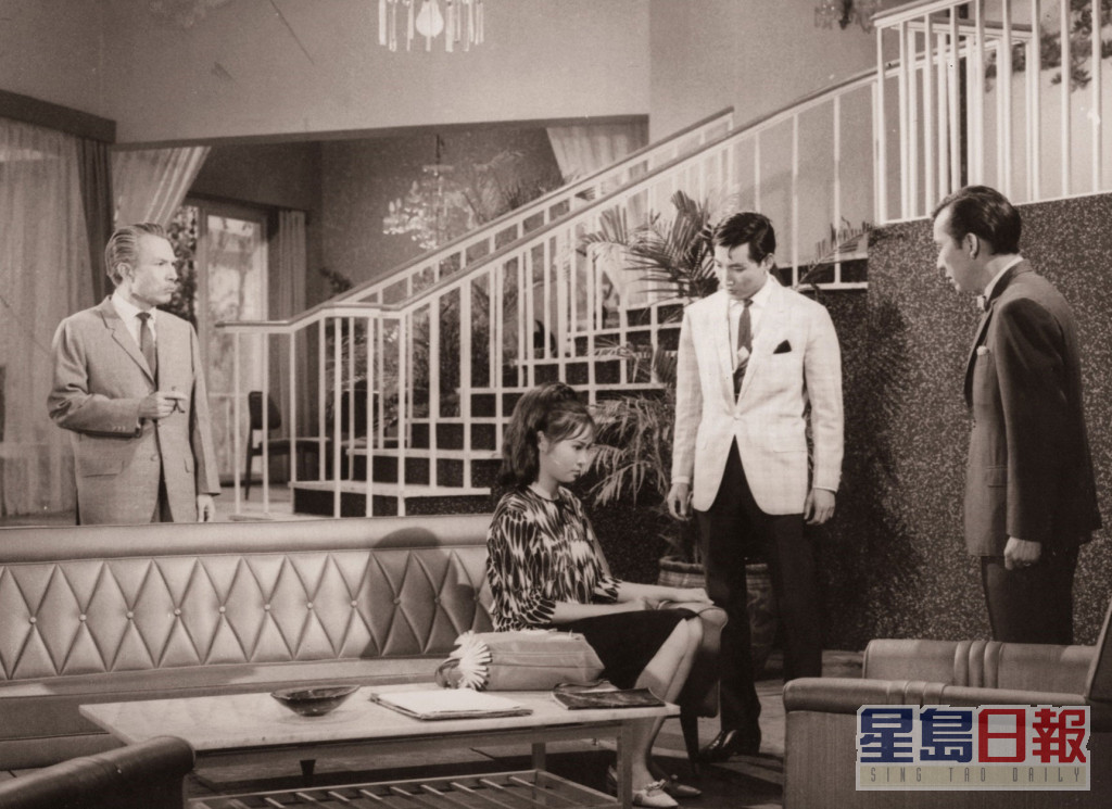 （左起）石堅、蕭芳芳、呂奇、俞明（阮耀麟）在1967年合作 《玉女親情》。