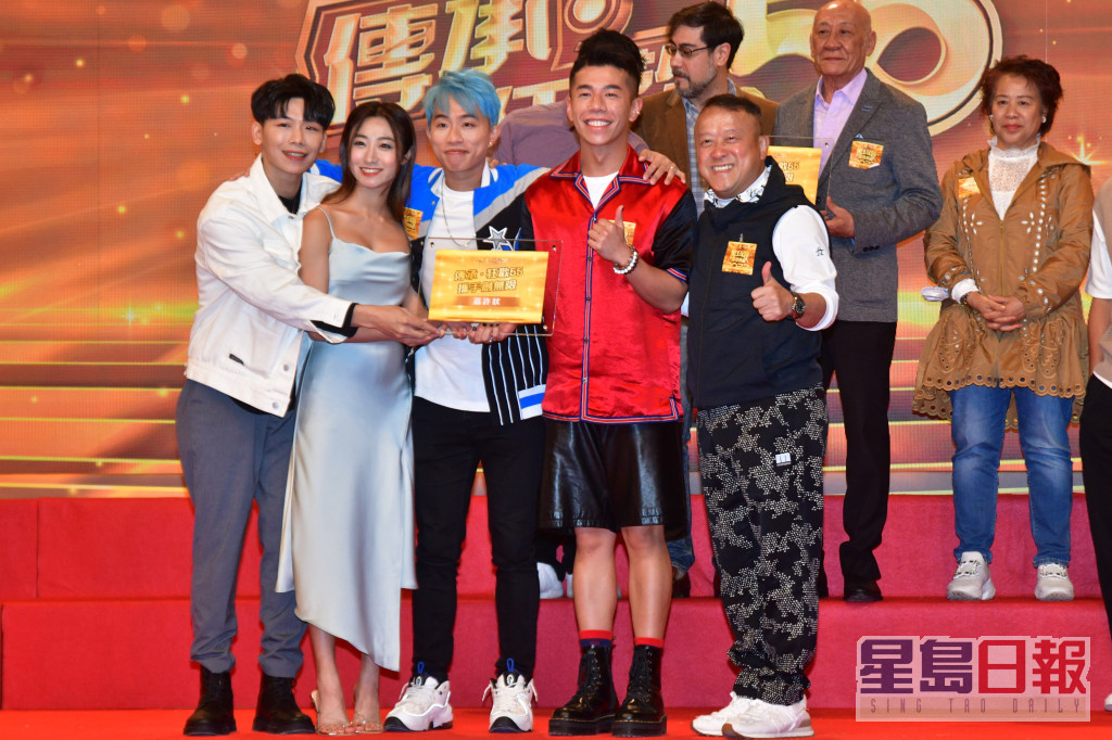 TVB總經理曾志偉（右一）今日現身記者會，頒發由藝員投票選出的「我至Like《傳承．狂歡55》綜藝節目」。