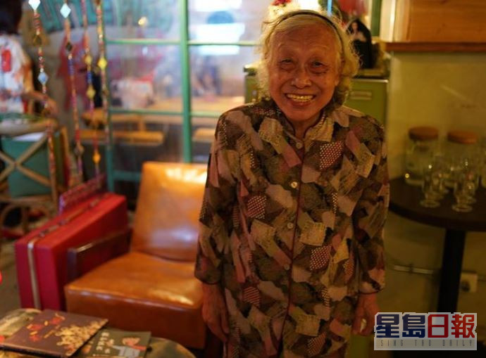 卓韵芝外婆帮手煮饭，让她有更多时间搞义卖。