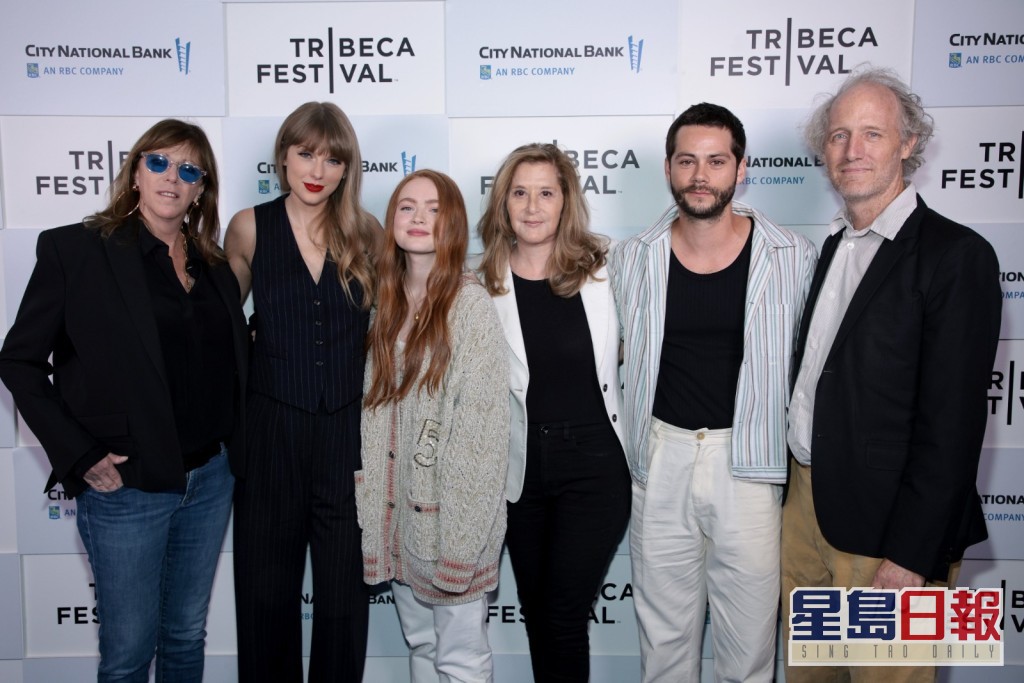 Taylor Swift（左二）与Sadie Sink（左三）及Dylan O\'Brien（右二），一起出席Tribeca电影节。