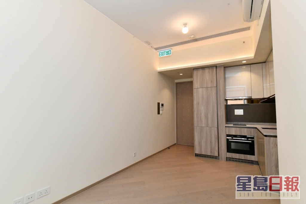 大厅方正实用，铺设浅棕色木地板，可容纳多组家具。