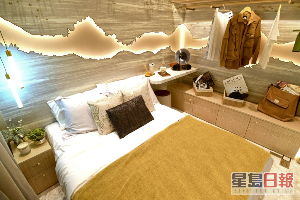 房間可中置雙人大床，床頭及衣櫃後方的特色牆設有發光山紋圖案。