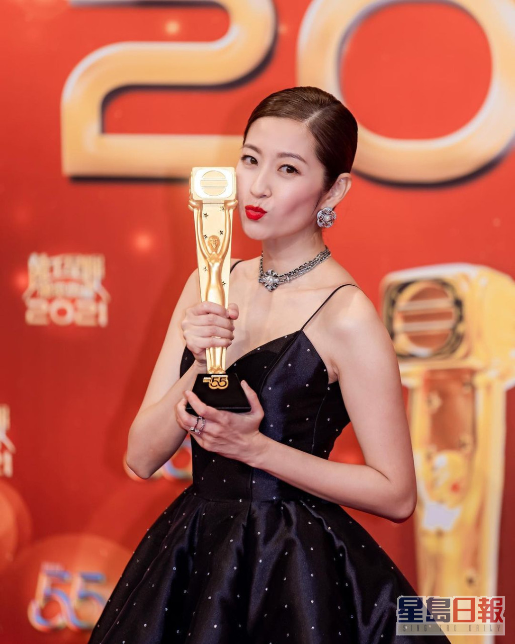 陈自瑶凭剧集《宝宝大过天》获颁《万千星辉颁奖典礼2021》之「最佳女配角」。