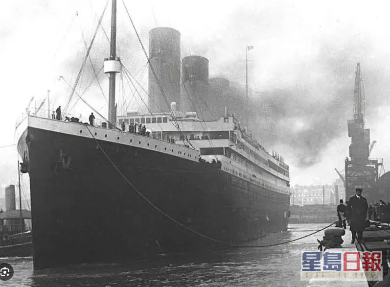 號稱「永不沉沒」的英國郵輪鐵達尼號，1912年4月15日首航時撞上冰山。