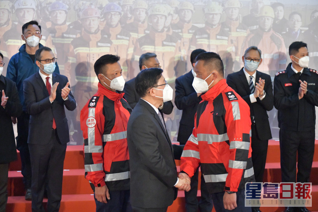 李家超逐一向救援队的成员握手致谢。陈极彰摄