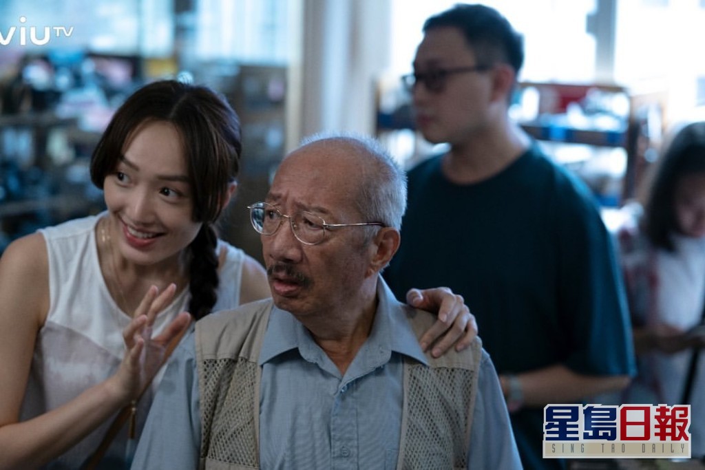 在ViuTV新剧《940920》，余子明饰演爷爷秋叔一角。