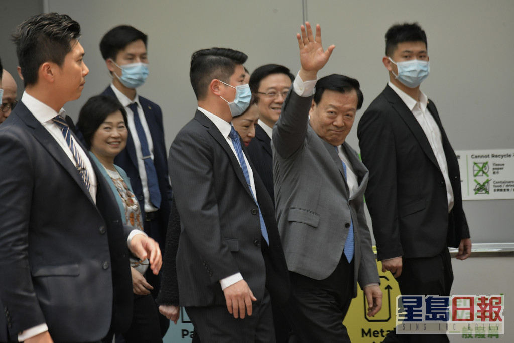 夏寶龍在李家超及官員陪同下，遊覽香港大學。