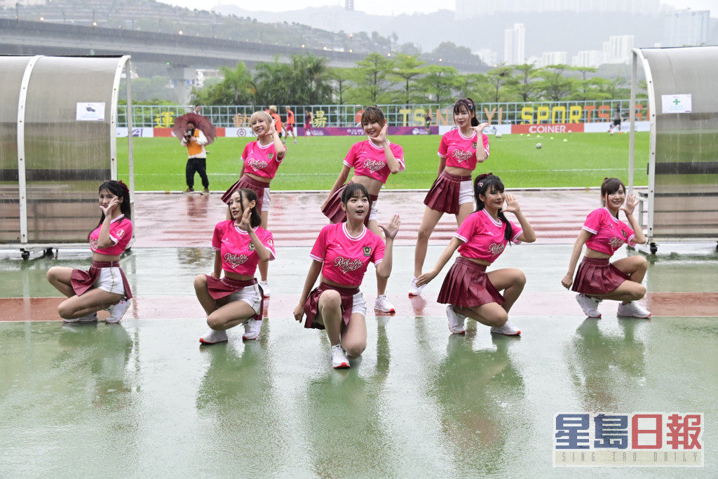 乐天女孩在港冒雨为足球队应援，获球迷大赞够专业。