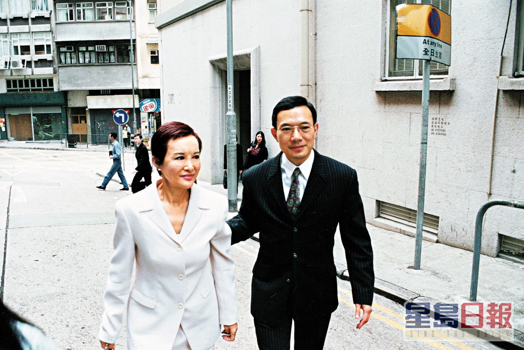 白韵琹与比她小15岁的谢伟俊1989年相恋同居，1997年结婚。