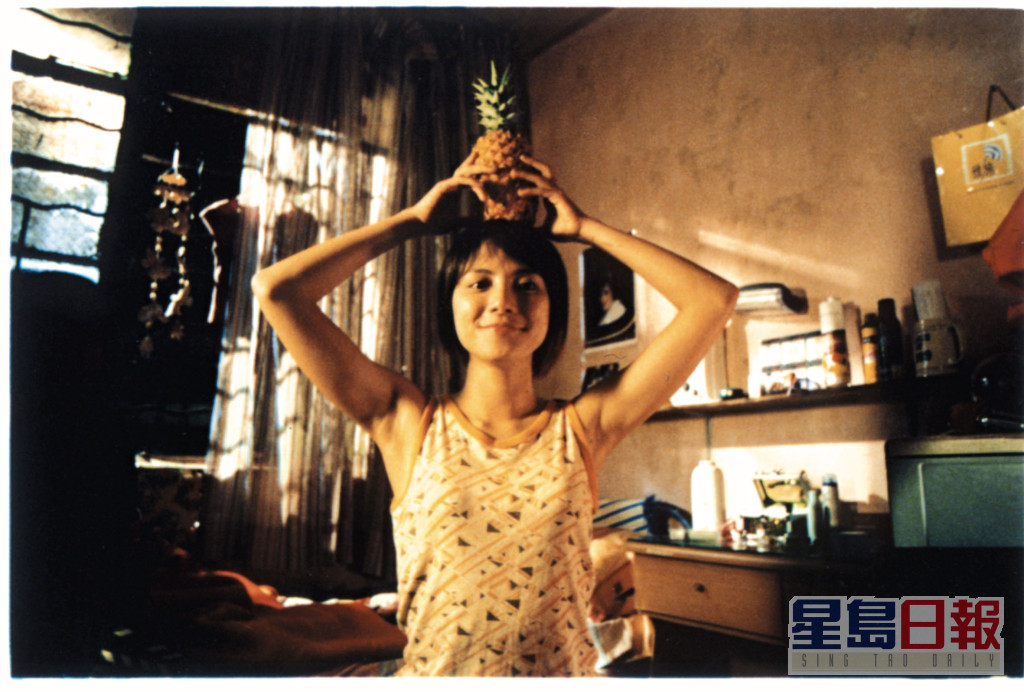 李心洁18岁时参加新人徵选，由张艾嘉发掘到台湾发展，并签约滚石唱片以组合「少女标本」出道。